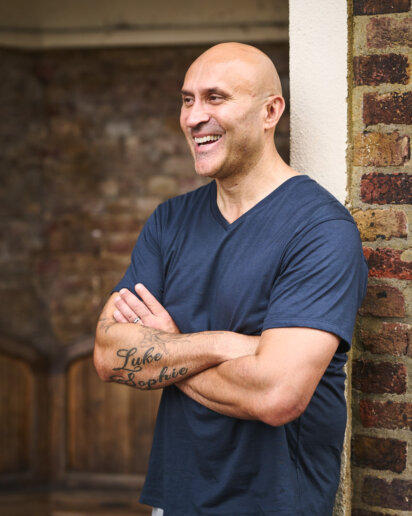 Personal trainer having his branding photoshoot outdoors in a park