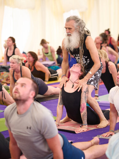 yoga teacher help posing
